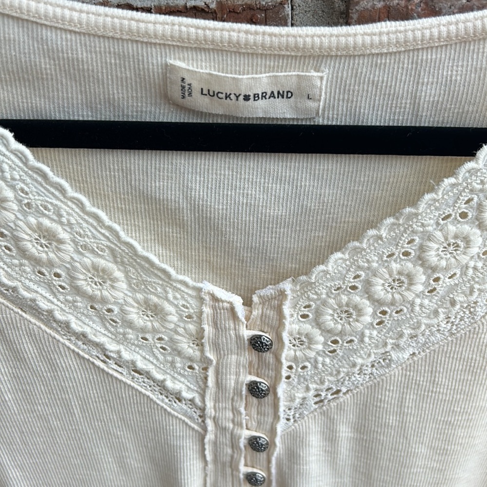 Lucky 🍀 Brand Ladies L Ivory top 1/4 button down & lace detail - Picture 3 of 10